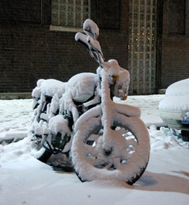motocykl-pod-sniegiem